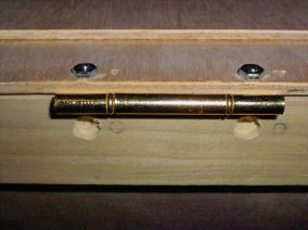 Close up
of the hinge mounting